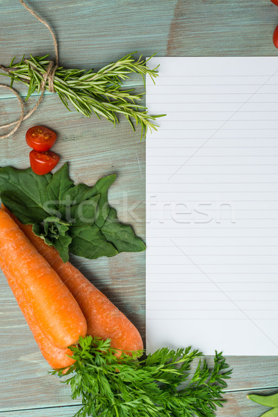 Alb hârtie legume proaspăt colorat masa de bucatarie Imagine de stoc © homydesign