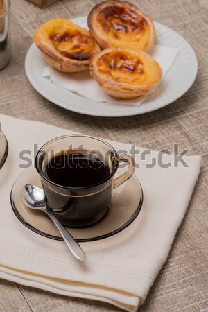 乳蛋糕 咖啡 黑咖啡 木桌 質地 早餐 商業照片 © homydesign