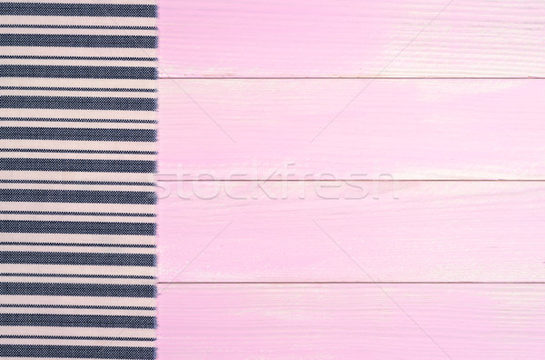 Albastru prosop tabel in dungi suprafata masa de lemn Imagine de stoc © homydesign