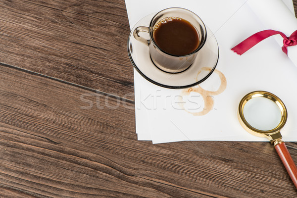Ceaşcă de cafea hârtie detectiv pălărie vechi masa de lemn Imagine de stoc © homydesign