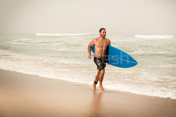 Surfer esecuzione spiaggia tavola da surf natura mare Foto d'archivio © homydesign