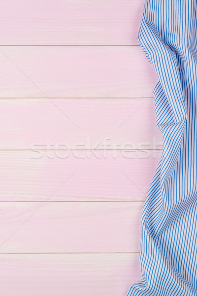 Albastru prosop tabel in dungi suprafata masa de lemn Imagine de stoc © homydesign