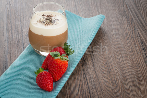 Mus czekoladowy truskawek deser szkła czekolady krem Zdjęcia stock © homydesign