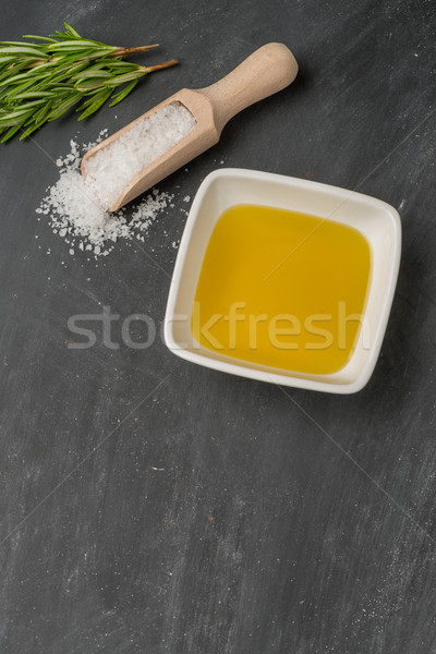 Gătit ingrediente preparate din bucataria mediteraneana ulei de măsline afara rozmarin Imagine de stoc © homydesign