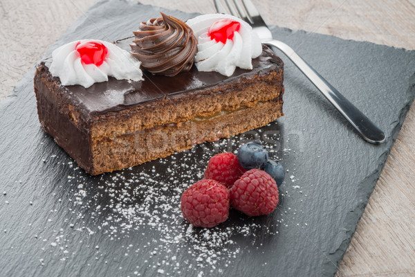 Darab csokoládés sütemény bogyók sötét gyümölcs csokoládé Stock fotó © homydesign