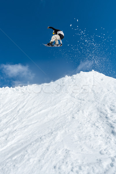 Snowboarder springen blauer Himmel direkt Sport Schnee Stock foto © homydesign