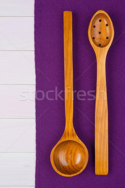 Mutfak gereçleri mor havlu ahşap mutfak masası Stok fotoğraf © homydesign