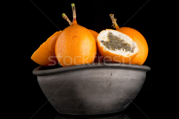 Pasiune fruct ceramică negru castron alimente Imagine de stoc © homydesign
