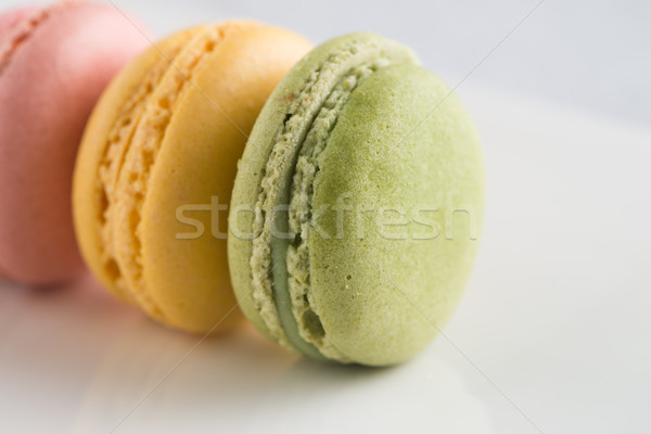 Macarons alb placă detaliu lemn Imagine de stoc © homydesign