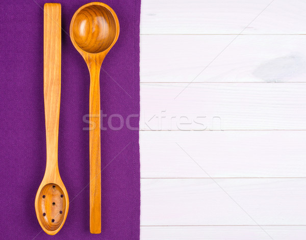 Foto d'archivio: Utensili · da · cucina · viola · asciugamano · legno · tavolo · da · cucina