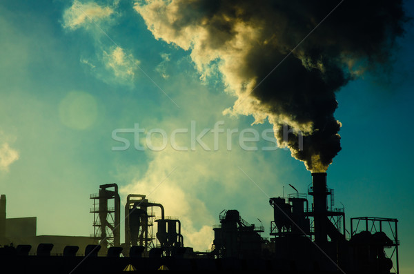 Fumat horn apus industrial clădirilor complex Imagine de stoc © homydesign
