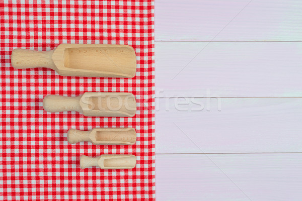 廚具 紅色 毛巾 白 木 廚房的桌子 商業照片 © homydesign