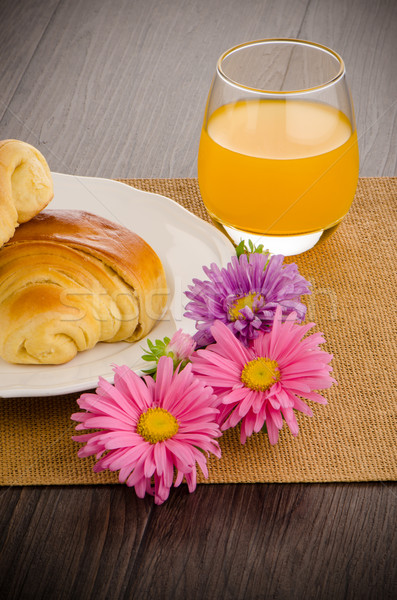 Foto stock: Croissants · suco · de · laranja · flores · mesa · de · madeira · pão