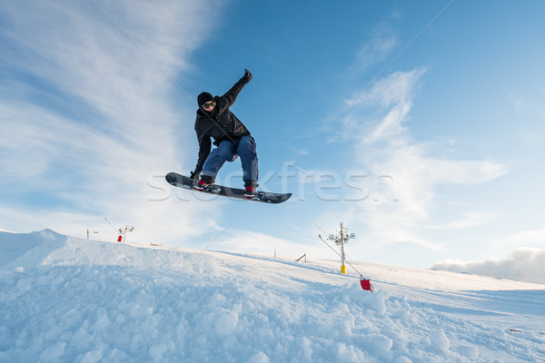 Snowboarder springen blauer Himmel direkt Sport Schnee Stock foto © homydesign