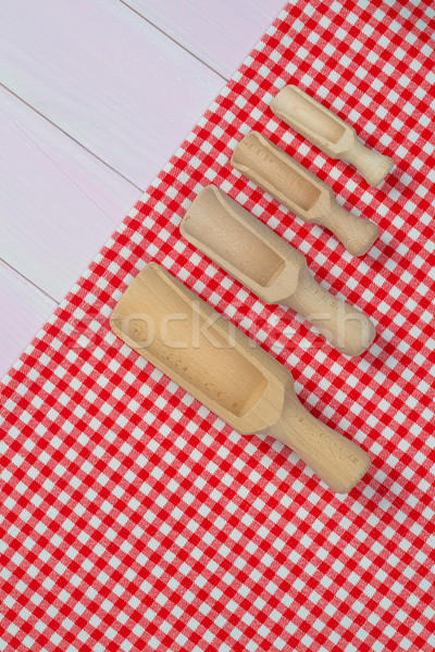 Ustensile de bucatarie roşu prosop alb masa de bucatarie Imagine de stoc © homydesign