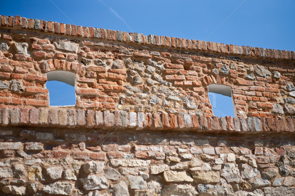 Castel perete zid de cărămidă ferestre Blue Sky cer Imagine de stoc © hraska