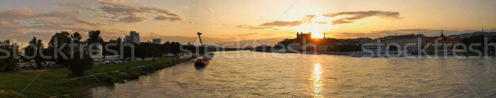 Danubio río Bratislava puesta de sol castillo cielo Foto stock © hraska