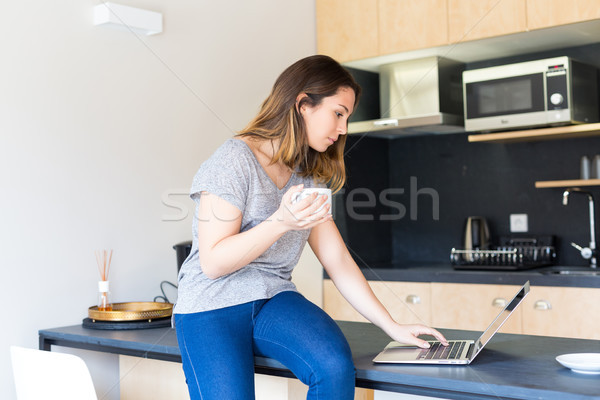 Foto stock: Aqui · mulher · jovem · trabalhando · casa · manhã · casa