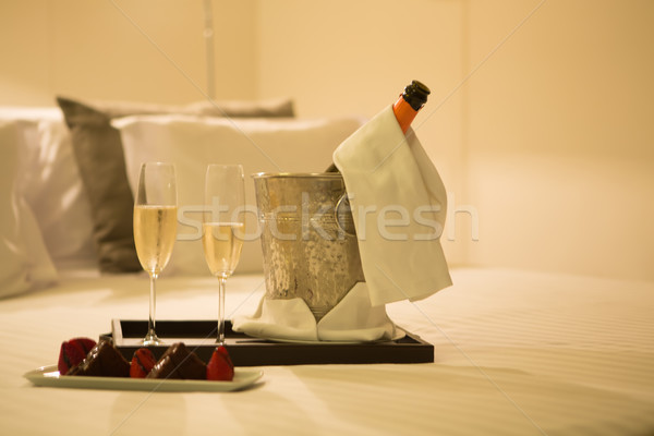 Lune de miel chambre d'hôtel coup mariage amour vin Photo stock © hsfelix