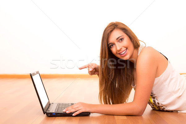 Adolescente hermosa relajante salón empresa último Foto stock © hsfelix