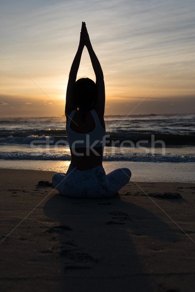 Ioga mulher jovem prática praia vida saudável Foto stock © hsfelix