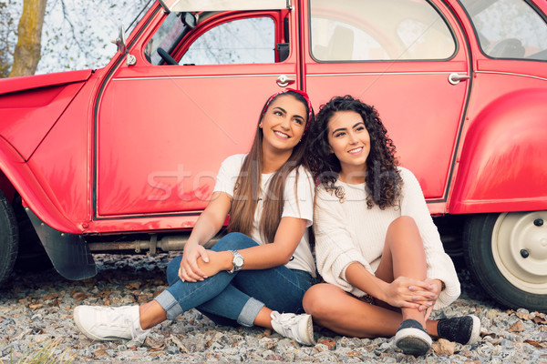 Vacaciones dos amigos nina coche sonrisa Foto stock © hsfelix