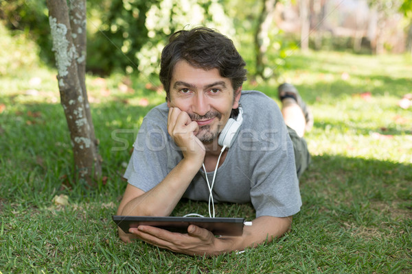 Mann Garten junger Mann entspannenden Tablet-Computer Himmel Stock foto © hsfelix