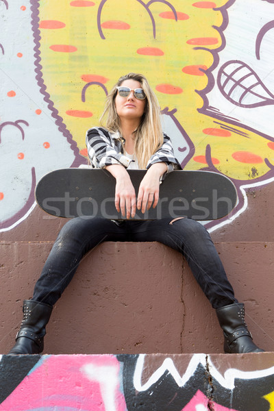 Piękna skater moda życia młoda kobieta deskorolka Zdjęcia stock © hsfelix