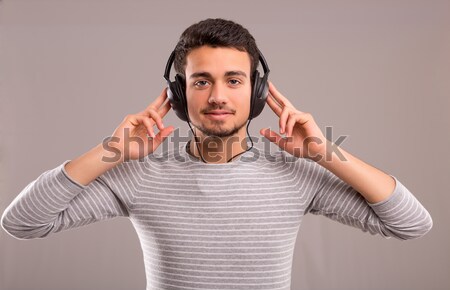 Hombre escuchar música feliz joven auriculares moda Foto stock © hsfelix