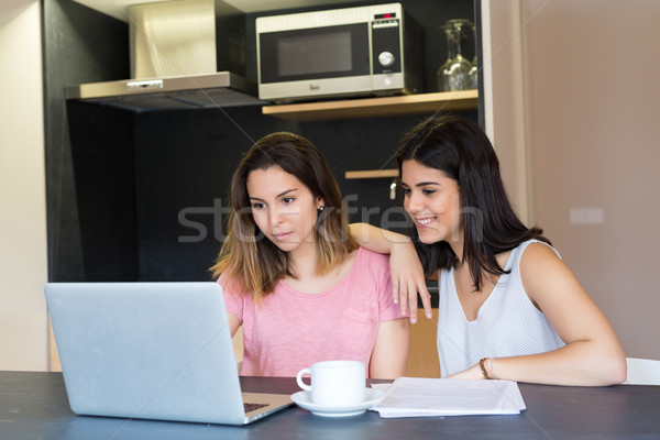 Foto stock: Aqui · belo · mulheres · jovens · casa · estudar · final