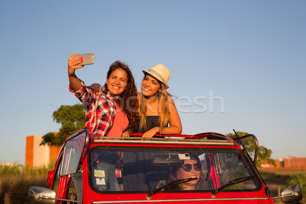 Nyaralások csoport barátok lány autó mosoly Stock fotó © hsfelix