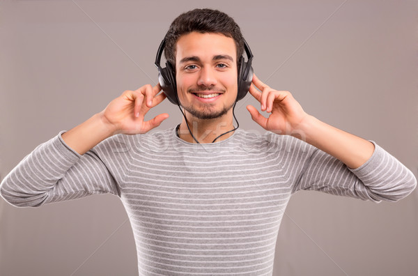 Hombre escuchar música feliz joven auriculares música Foto stock © hsfelix