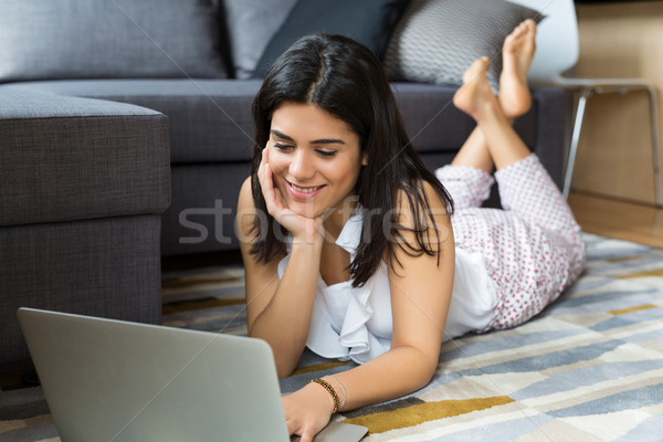 Dag af mooie vrouw ontspannen computer meisje Stockfoto © hsfelix