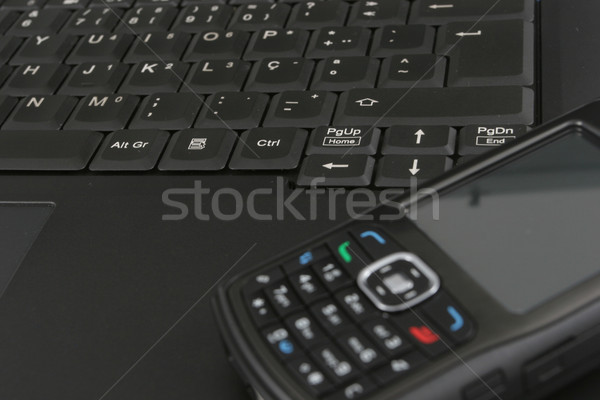 Telefono cellulare isolato tastiera del computer portatile focus laptop business Foto d'archivio © hsfelix