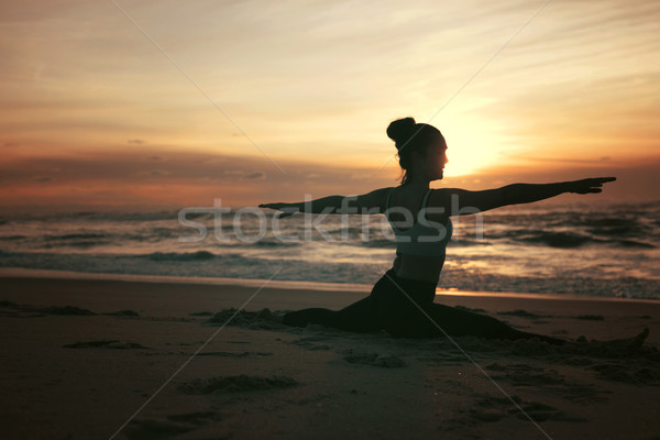 Ioga mulher jovem prática praia vida saudável Foto stock © hsfelix