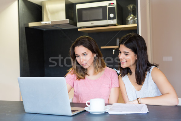 Stockfoto: Hier · mooie · jonge · vrouwen · home · studeren · finale