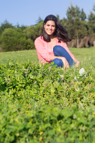 Stockfoto: Jonge · vrouw · mooie · ontspannen · stad · park · selectieve · aandacht