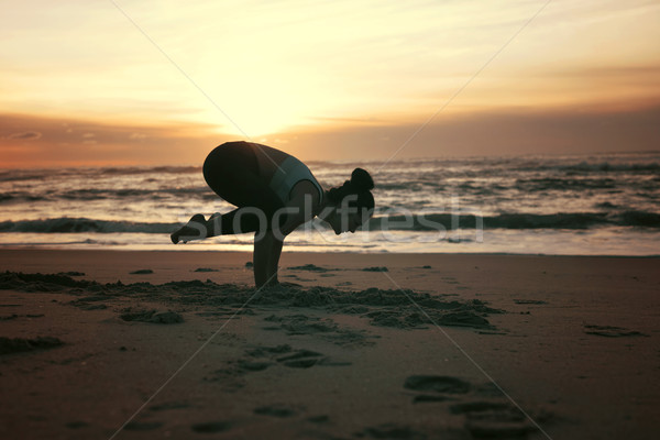 Ioga mulher jovem prática praia vida saudável Foto stock © hsfelix