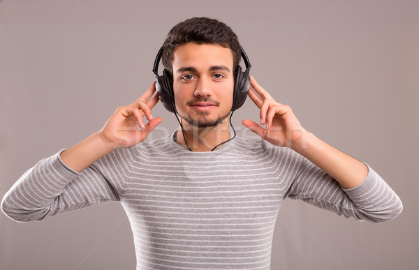 Hombre escuchar música feliz joven auriculares cara Foto stock © hsfelix