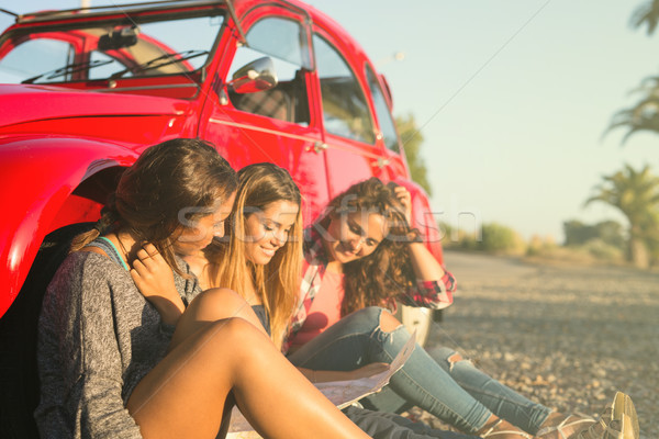Nyaralások csoport barátok lány autó mosoly Stock fotó © hsfelix