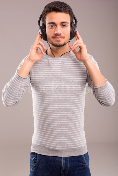 Hombre escuchar música feliz joven auriculares sonrisa Foto stock © hsfelix