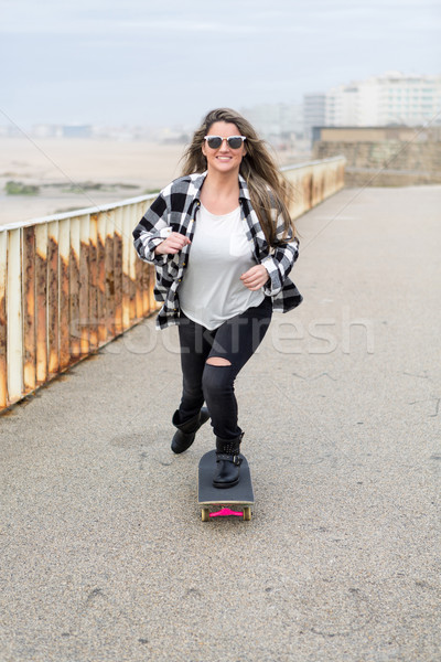Belle skateboarder mode mode de vie jeune femme skateboard [[stock_photo]] © hsfelix