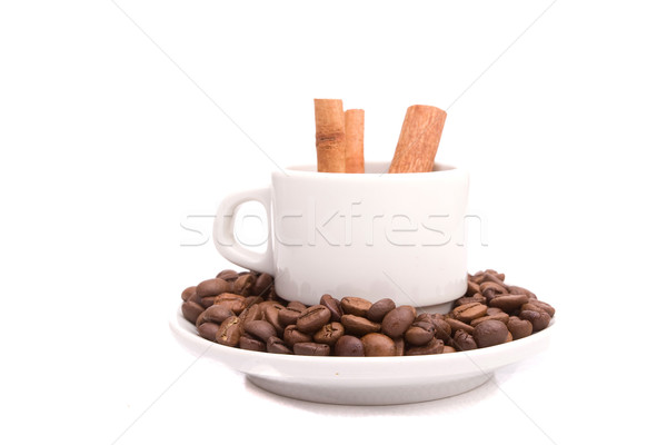 Ceaşcă cafea scorţişoară boabe de cafea izolat alb Imagine de stoc © hsfelix