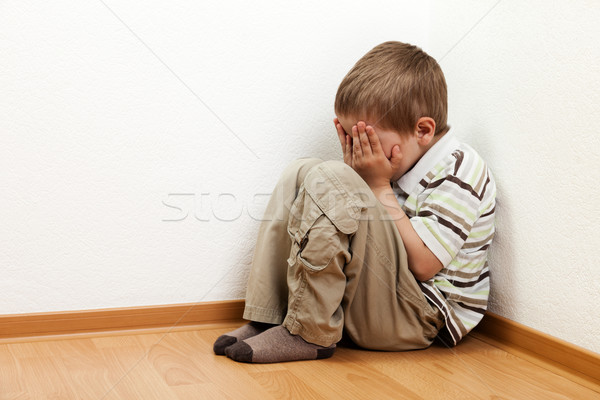 Criança punição pequeno menino parede canto Foto stock © ia_64