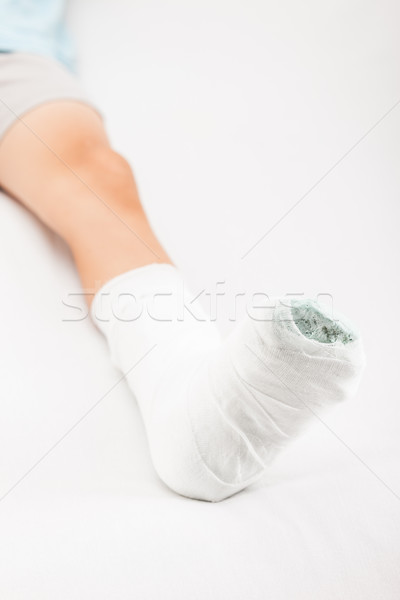 [[stock_photo]]: Peu · enfant · garçon · plâtre · bandage · jambe
