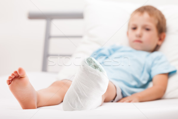 Piccolo bambino ragazzo intonaco fasciatura gamba Foto d'archivio © ia_64