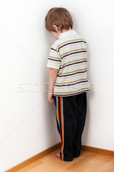 Kind straf weinig jongen muur hoek Stockfoto © ia_64