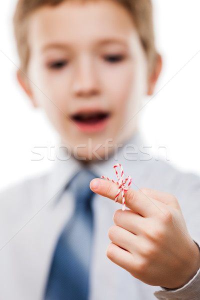 Foto stock: Criança · menino · olhando · dedo · corda · nó