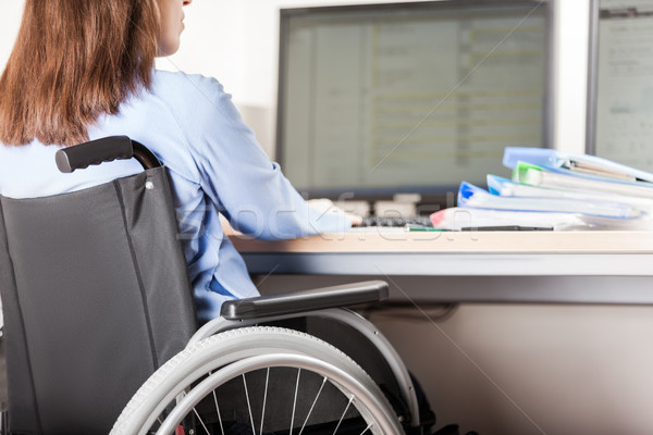 érvénytelen mozgássérült nő ül tolószék dolgozik Stock fotó © ia_64