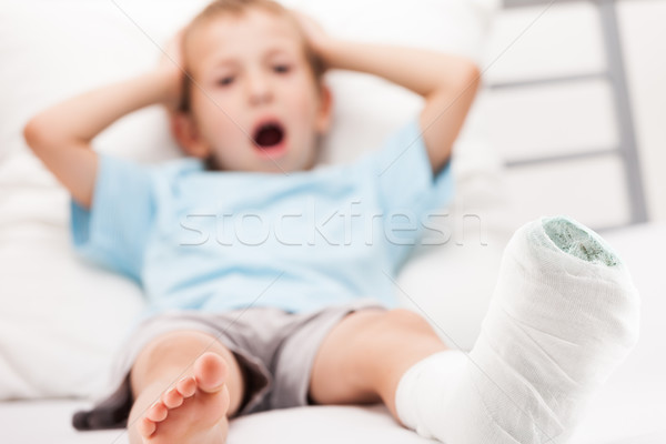 Kicsi gyermek fiú tapasz bandázs láb Stock fotó © ia_64